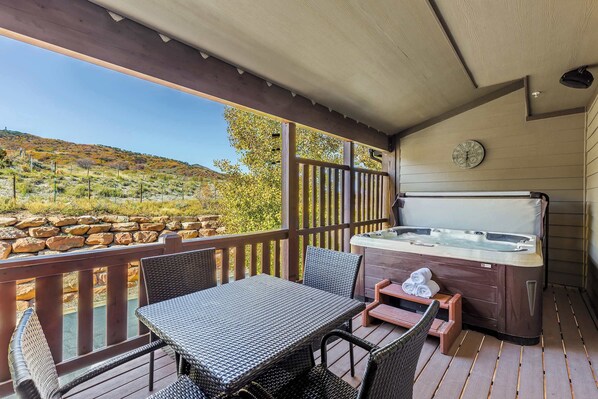 Townhouse, Beberapa Tempat Tidur, hot tub, pemandangan gunung (Bear Hollow Heaven) | Tempat makan outdoor