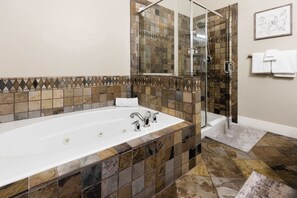 Casa de ciudad, varias camas, hidromasaje, vista a la montaña (Bear Hollow Heaven) | Baño | Tina de hidromasaje, secadora de cabello, toallas 