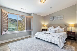 Casa de ciudad, varias camas, hidromasaje, vista a la montaña (Bear Hollow Heaven) | 4 habitaciones, decoración personalizada y muebles diferentes 