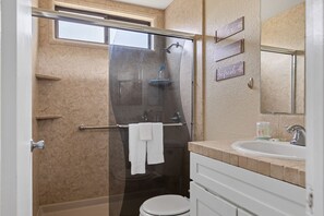 Apartment, 2 Queen-Betten, Balkon, Poolblick | Badezimmer