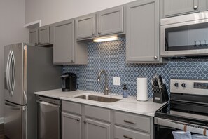 Condo, Plusieurs lits, cuisine | Cuisine privée | Réfrigérateur, four à micro-ondes, un four, surface de cuisson