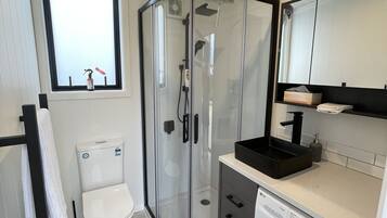 Duschwanne, Haartrockner, Handtücher, Seife