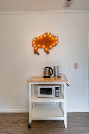 House, Multiple Beds, Patio, Garden View | Private kitchen | Fridge, microwave, oven, stovetop - Cozy Escape (Nashville)