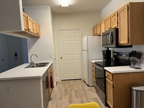 Frigorifero, microonde, forno, piano cottura