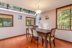 Ferienhaus, Mehrere Betten, Kamin, Gartenblick | Speisen