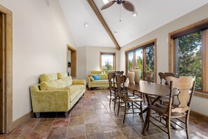 하우스, 침대(여러 개), 온수 욕조, 산 전망 | 다이닝