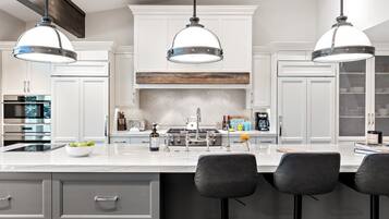 House, Multiple Beds, Hot Tub, Mountain View | Private kitchen | Fridge, microwave, oven, stovetop