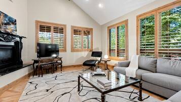 House, Multiple Beds, Hot Tub, Mountain View | Interior