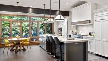 House, Multiple Beds, Hot Tub, Mountain View | Private kitchen | Fridge, microwave, oven, stovetop