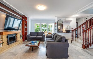 Smart-tv och ett bordtennisbord