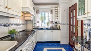 Refrigerador, parrilla de estufa, lavavajillas y cafetera y tetera