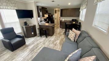 Een televisie en een open haard