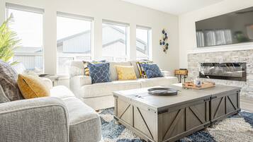 Télévision, cheminée