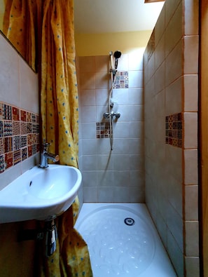 Douche, sĂšche-cheveux, serviettes fournies, savon