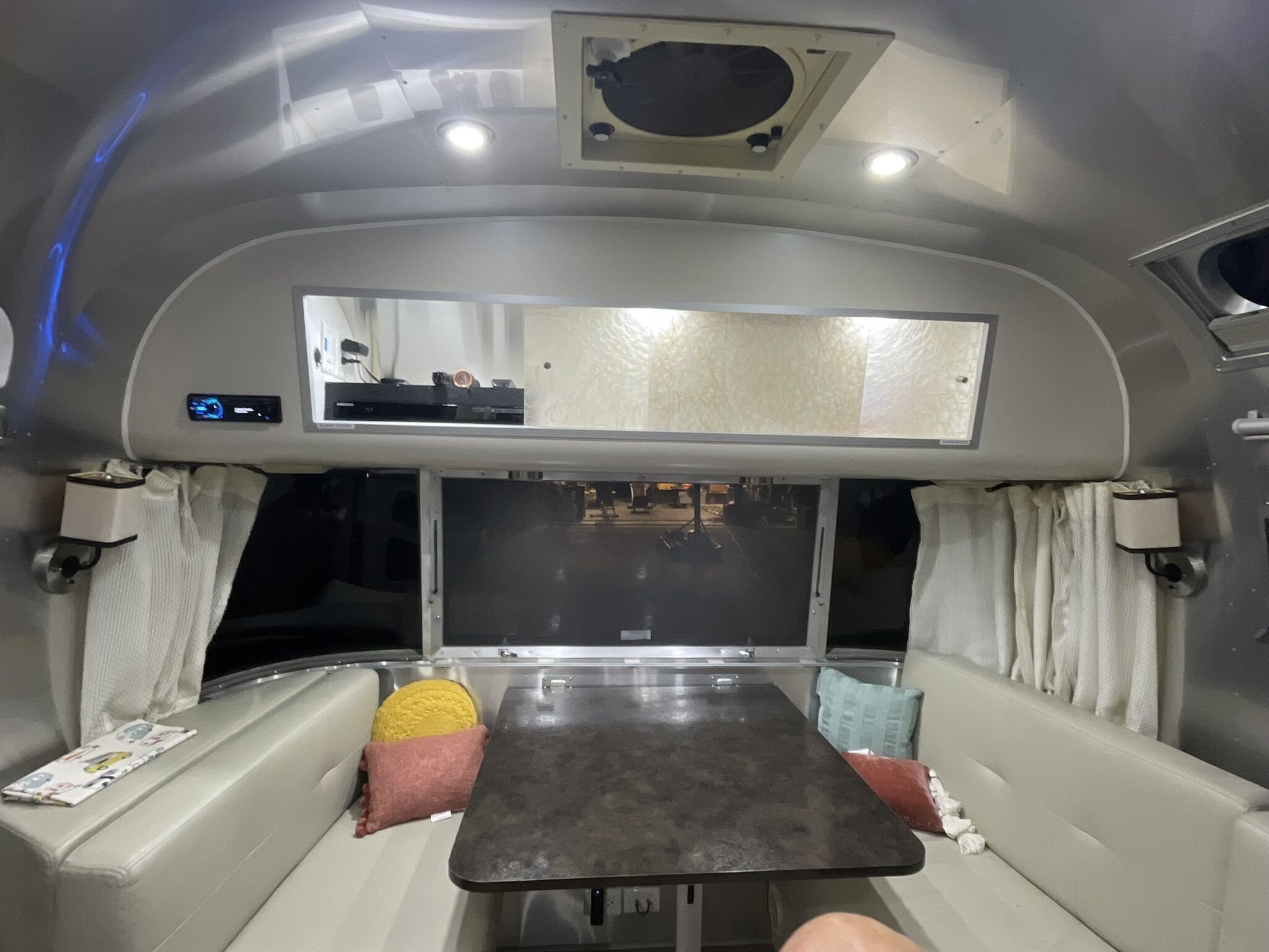 Scenic Airstream Retreat Near Gatlinburg | Sleeps 5 | Firepit & Views - Pigeon Forge, TN