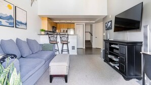 A modern apartment with a living room, a dining area, and a kitchen. - Your Home Base in the Heart of Seattle (Seattle)