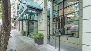 Exterior detail - Your Home Base in the Heart of Seattle (Seattle)