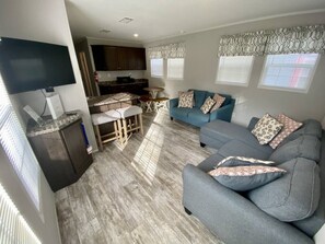 TV, fireplace - Rainbow River Bungalow L (Dunnellon)