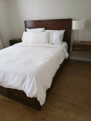 3 bedrooms, free WiFi, bed sheets - Downtown Collingwood getaway! (Collingwood)