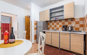 Refrigerador, parrilla de estufa y utensilios de cocina 