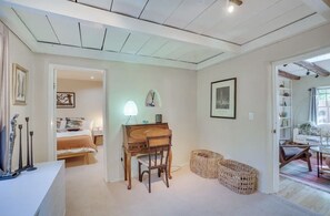 2 bedrooms, desk, iron/ironing board, travel crib - Charming adobe Territorial-style home (Santa Fe)