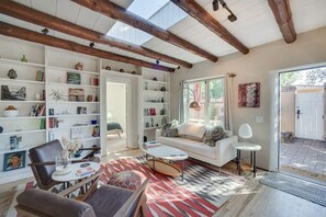 Smart TV, fireplace, books, offices - Charming adobe Territorial-style home (Santa Fe)