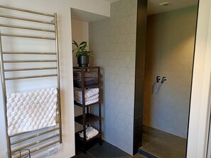 Combined shower/bathtub - Spacious family home with heated pool, flat walk to Kohi Beach (Auckland)