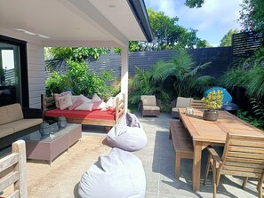 Outdoor dining - Spacious family home with heated pool, flat walk to Kohi Beach (Auckland)