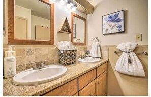 Bathroom - Cozy San Antonio Home 4mins away from Airport 🛫  (San Antonio)