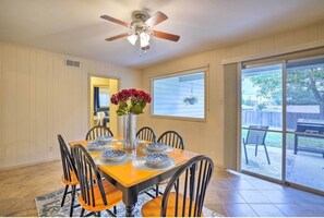 Dining - Cozy San Antonio Home 4mins away from Airport 🛫  (San Antonio)