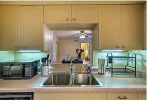 Private kitchen - Cozy San Antonio Home 4mins away from Airport 🛫  (San Antonio)