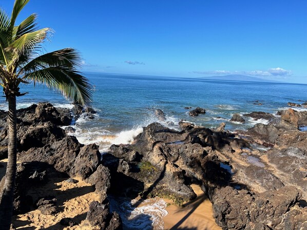Beach nearby, sun loungers, beach towels