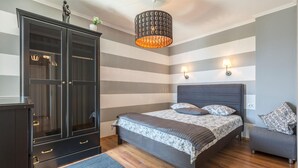 Une chambre à coucher avec un lit, une armoire, un bureau et une chaise.