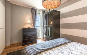 1 habitación, tabla de planchar con plancha y cuna de viaje