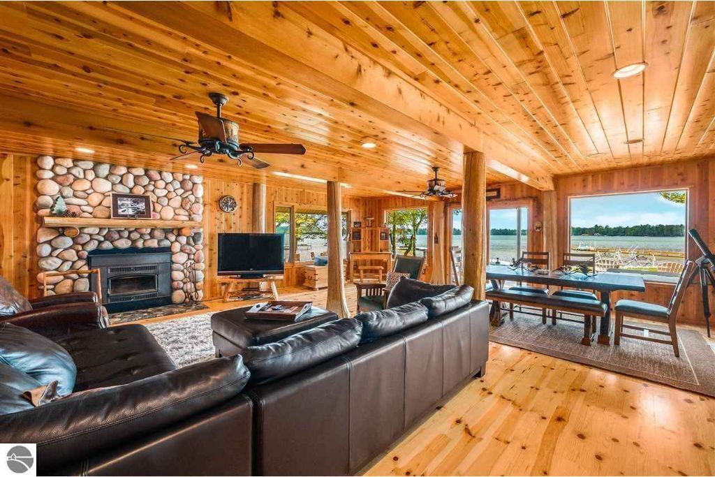 Cozy Cottage w/hot tub on Lake Margrethe...
