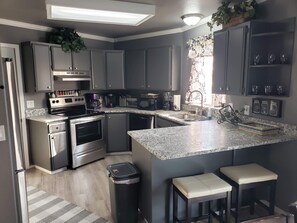 Kjøleskap, mikrobølgeovn, ovn og kokeplater