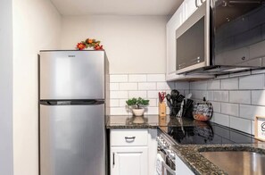 Fridge, microwave, oven, stovetop - Perfect 9 Beds Family Haven in ATL-Large Groups Welcomed.. Large Fenced Yard (East Point)