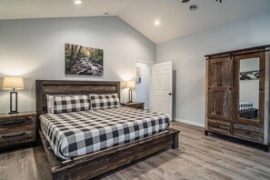 5 bedrooms, desk, iron/ironing board, free WiFi - NEW 4 bedroom less than one mile from downtown! (Gatlinburg)