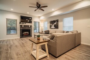 Smart TV, fireplace, video games, table football - NEW 4 bedroom less than one mile from downtown! (Gatlinburg)