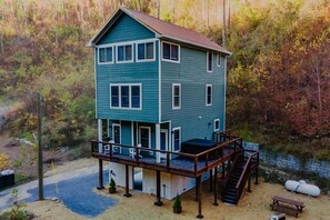 Exterior - NEW 4 bedroom less than one mile from downtown! (Gatlinburg)