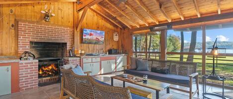 Smart TV, fireplace, video games, books