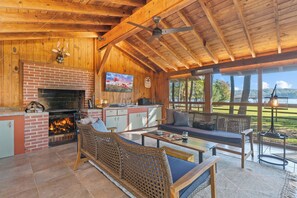 Smart TV, chimenea, videojuegos y libros