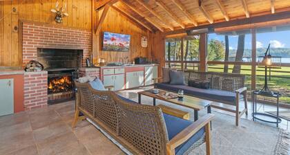 Private Lakefront Spread: BigH2O, Smokehouse, Spa, Firepits, Fence, Pets