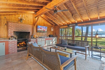 Private Lakefront Spread: BigH2O, Smokehouse, Spa, Firepits, Fence, Pets