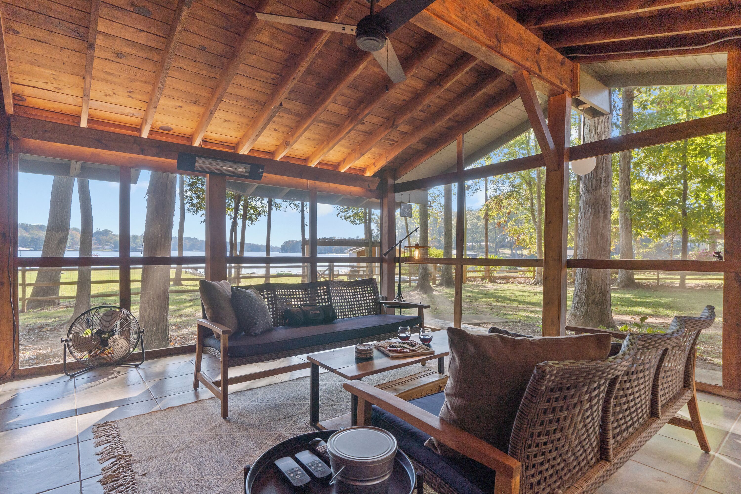 TV connectée, cheminée, jeux vidéo, livres