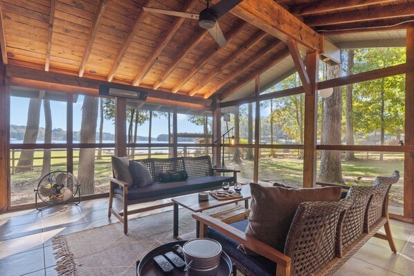 Smart TV, chimenea, videojuegos y libros