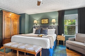4 bedrooms, desk, iron/ironing board, travel cot