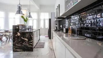 Refrigerador y parrilla de estufa