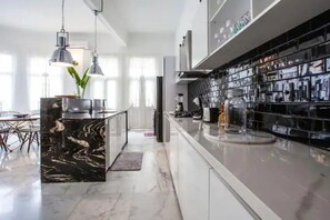 Refrigerador y parrilla de estufa 