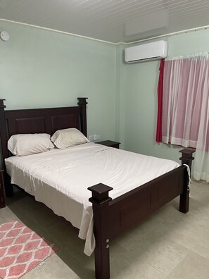 1 slaapkamer, een strijkplank/strijkijzer, gratis wifi, beddengoed